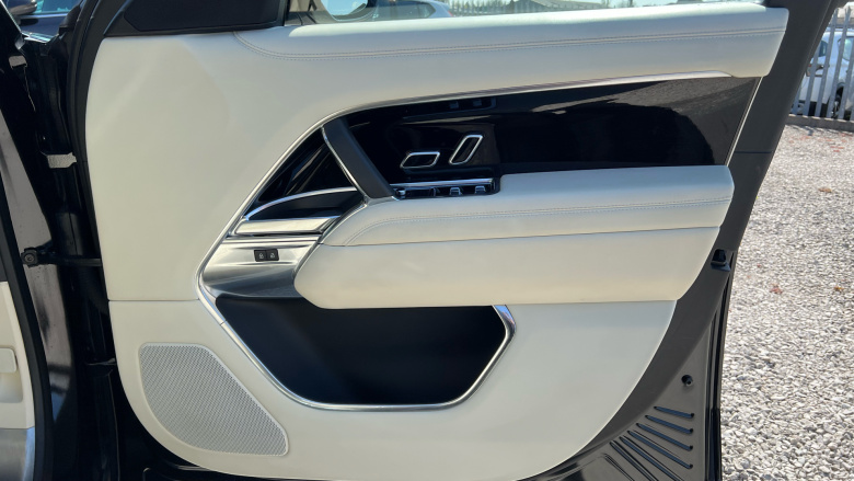 Land Rover Range Rover 3.0 D300 SE 4dr Auto Diesel Estate